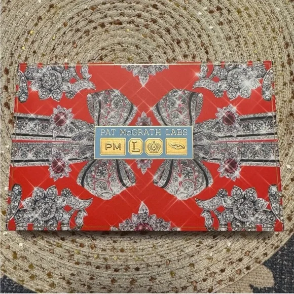 The Pat McGrath Labs Luminous Legends: Mega Eye Shadow Palette - Picture 2 of 6